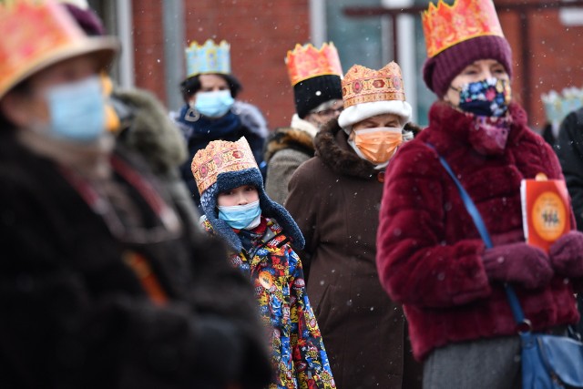 Organizatorem orszaku była parafia pw. Wniebowzięcia Maryi Panny w Żarach. Proboszcz ksiądz Paweł Konieczny przywitał około 50 wiernych, którzy zgromadzili się na placu przed kościołem i w prawdziwie zimowej, przy padającym śniegu atmosferze odśpiewali kolędy. Organizatorem orszaku była parafia pw. Wniebowzięcia Maryi Panny w Żarach. Proboszcz ksiądz Paweł Konieczny przywitał około 50 wiernych, którzy zgromadzili się na placu przed kościołem i w prawdziwie zimowej, przy padającym śniegu atmosferze odśpiewali kolędy. Mieszkańcom pomagał zespół śpiewaczy „Ad Dei Gloriam” z Mińska na Białorusi z par. św. Jana Chrzciciela. Zgromadzeni założyli korony, a niektórzy byli nawet przebrani w stroje jasełkowe. Ksiądz proboszcz wyraził nadzieję, że za rok, siódmy orszak odbędzie się ulicami miasta, jak 5 poprzednich edycji.