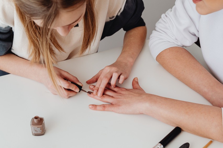 Italian manicure z powodzeniem można wykonać w domu. Pasuje...