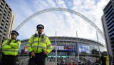 Eliminacje mistrzostw Europy. Policja uspokaja kibiców przed meczem na Wembley przed meczem Anglia - Ukraina