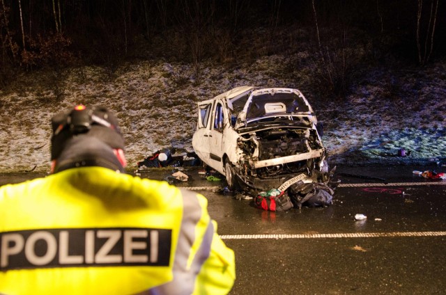 Bus na radomskich numerach rejestracyjnych miał wypadek na autostradzie pod Dreznem. Dwie osoby zginęły.
