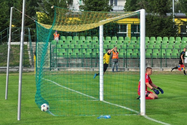 Daniel Koczon (w żółto-czarnej koszulce) powinien być w sobotnim meczu silnym punktem tarnobrzeskiego zespołu.