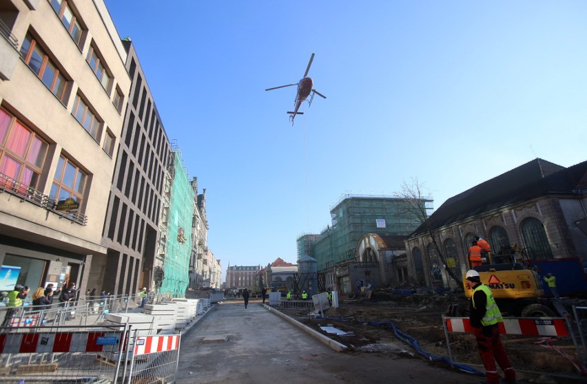 Helikopter dostarczył na ul. Dworcową stelaż, który zasłoni...