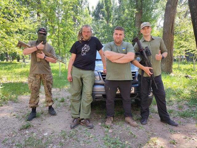 Mateusz "Exen" Wodziński (drugi z prawej): To są auta 15-20-25 letnie, więc jest przy nich sporo roboty, ale chcemy, by były sprawne i służyły Ukraińcom