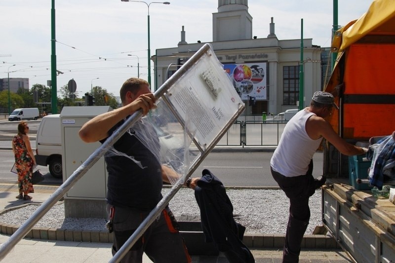 Tablica informująca o historii miejsca, w którym przez całe...