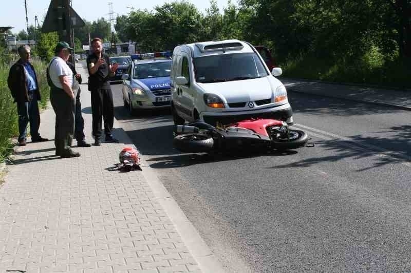 Wypadek z udziałem motocyklisty na ul. Augustów na Widzewie [zdjęcia]