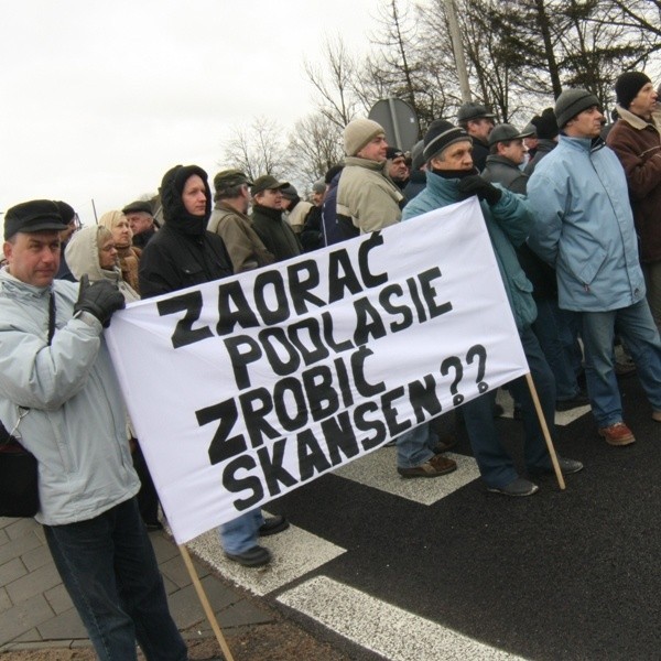 Co za kraj! - komentowali kierowcy tirów. Rozumieją rolników, ale obawiają się, że następny postój czeka ich na granicy.