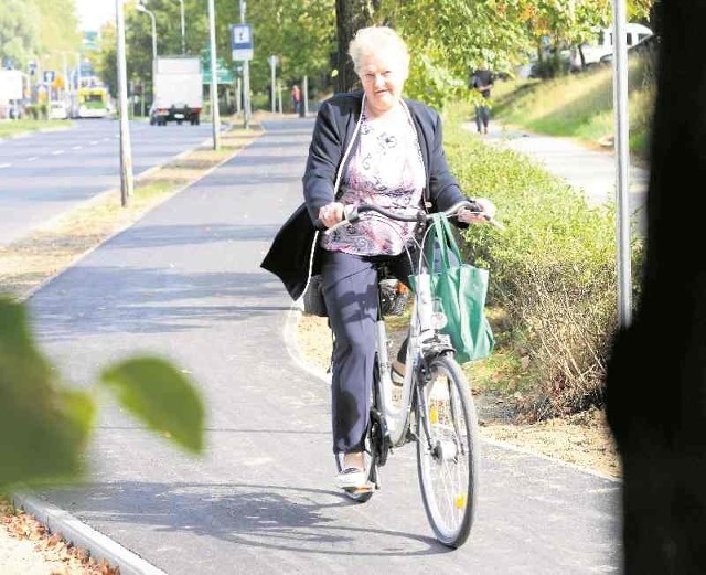 Ewa Dulat z Zielonej Góry chwali pierwszy oddany już do użytku fragment nowej ścieżki przy alei Wojska Polskiego.