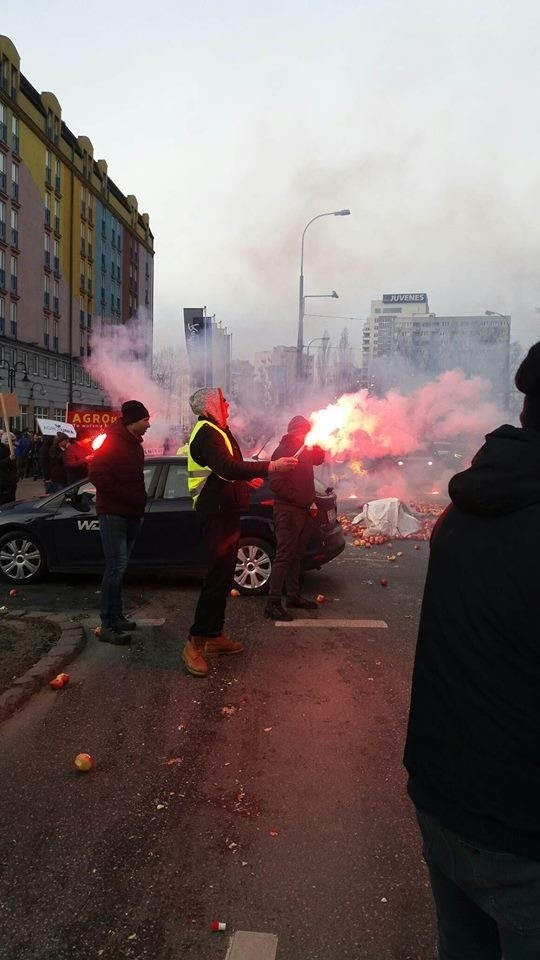 Rolnicy protestowali w Warszawie, była grupa ze Świętokrzyskiego. Płonęły opony i słoma, rozsypane jabłka 