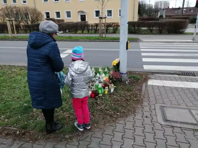 W miejscu, gdzie w czwartek, 28 listopada, kobieta śmiertelnie potrąciła 8-letnią dziewczynkę, pojawiło się wiele zniczy i kwiatów. Okoliczni mieszkańcy są wstrząśnięci tragedią.