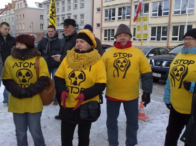 W Koszalinie przed ratuszem trwa protest przeciw budowie elektrowni atomowej w Gąskach.