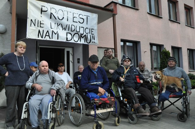 Mieszkańcy kluczborskiego DPS-u w maju oflagowali budynek, ogłaszając protest przeciwko planom likwidacji filii przy ul. Sienkiewicza.