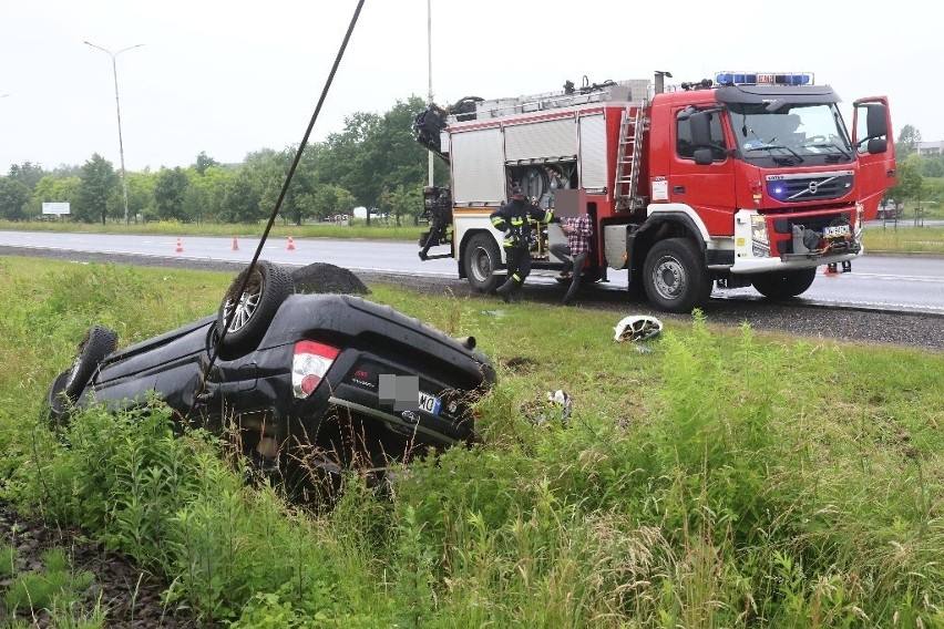 Wypadek na obrzeżach Wrocławia. Samochód wpadł do rowu (ZDJĘCIA)