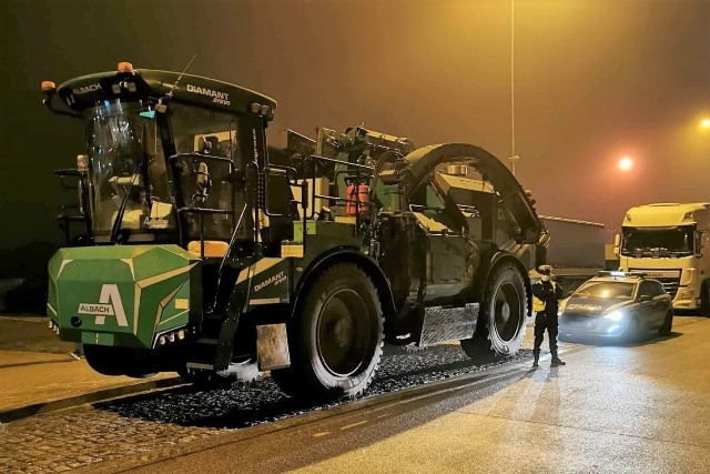 38-letni częstochowianin jechał autostradą A1 wielkim kombajnem leśnym.Zobacz kolejne zdjęcia. Przesuwaj zdjęcia w prawo - naciśnij strzałkę lub przycisk NASTĘPNE