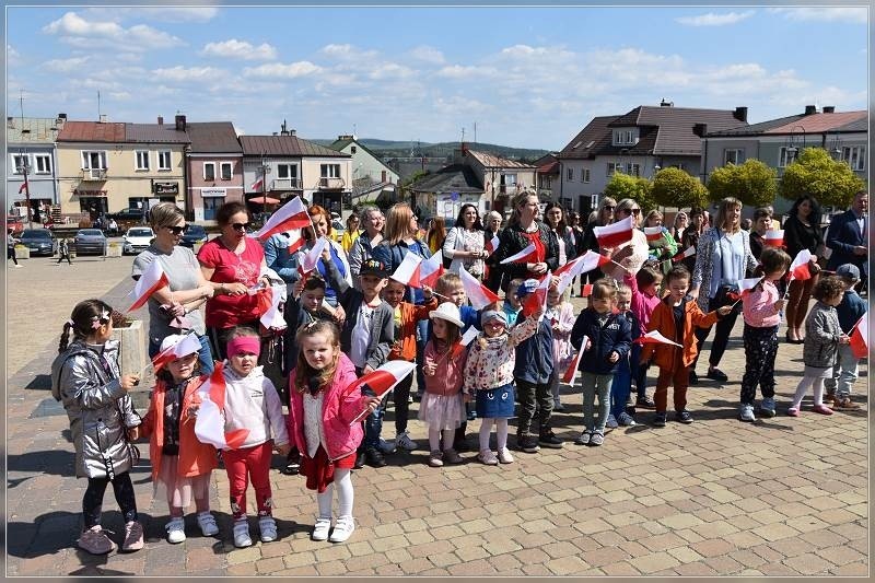 Dzień Flagi 2022 w Chęcinach. Po odśpiewaniu hymnu narodowego pomaszerowano z flagami w kierunku zamku. Zobacz zdjęcia