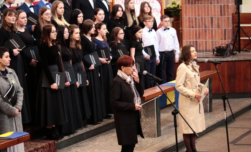 Sześć  chórów wystąpiło na Koncercie Wielkopostnym "Dla Ukrainy" w kościele pw. Podwyższenia Krzyża Świętego w Grudziądzu. Zobacz zdjęcia