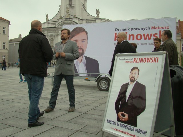 Mateusz Klinowski przekonywał w czasie swojej kampanii wyborczej, że zarobki burmistrz Ewy Filipiak i jej urzędników są zbyt wysokie i zapowiadał, że jego rządy jako burmistrza będą tanie