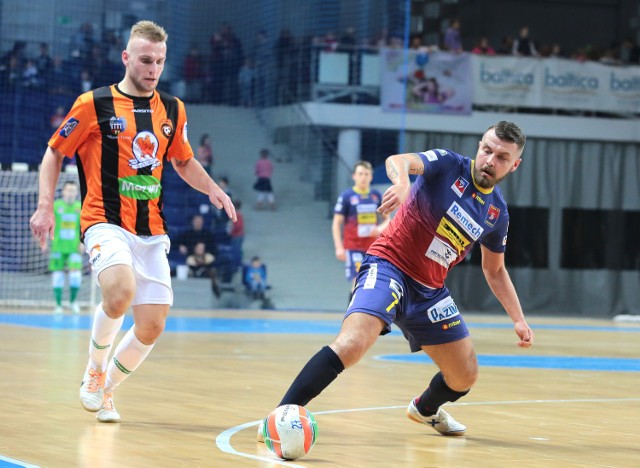 Łukasz Tubacki był bohaterem ostatniego spotkania Pogoni ’04 Szczecin z Clearexem Chorzów. Szczecinianie wygrali na wyjeździe 1:0 a gola strzelił właśnie Tubacki