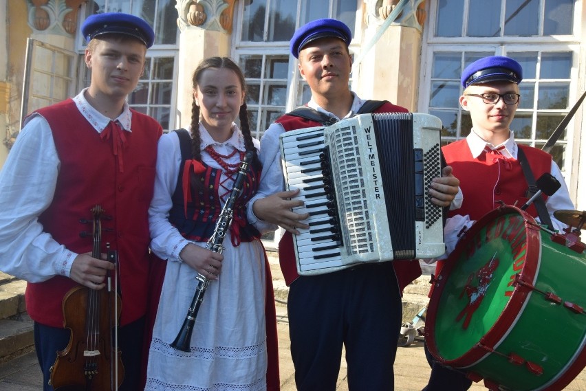 W niedzielę do Końskich zjechali soliści i zespoły ludowe z...