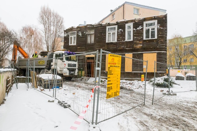 Trwa burzenie domu przy ul. Bohaterów Getta 9. Był pomysł, by powstało tu muzeum Żydów. Zablokowali to jednak mieszkańcy stojącego obok bloku.