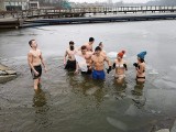 Uczniowie weszli do lodowatej wody! Morsowanie na molo w Osieku