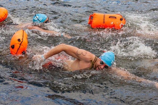 W sobotę w południe rozpoczął się pływacki maraton w Bydgoszczy - 24h Bydgoszcz Open Water Swimming.