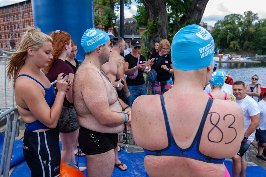 W sobotę w południe rozpoczął się pływacki maraton w...