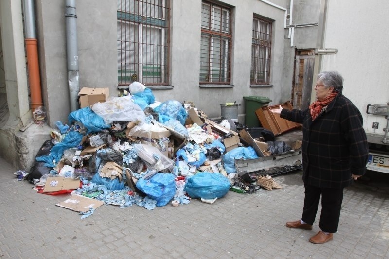 – Taka góra śmieci jest tu od wielu tygodni – mówi Elżbieta...