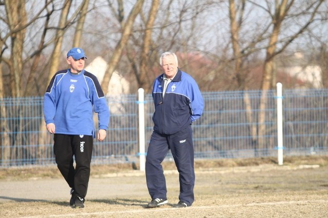 Jednym z kandydatów na nowego trenera Orła Wierzbica jest Rafał Stąpór (z lewej) dotychczasowy asystent Józefa Antoniaka (z prawej). 