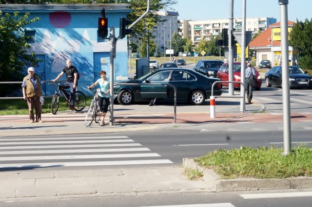 Dzisiaj (środa, 30.08), przed godz. 16., kobieta kierująca osobową toyotą, wykonując manewr skrętu w lewo z ulicy Szczecińskiej w ulicę Kossaka, wymusiła pierwszeństwo przejazdu na jadącym w kierunku centrum BMW. Kierujący BMW trafił do szpitala.