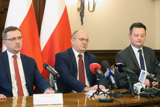 W Łódzkim Urzędzie Wojewódzkim uroczyście podpisano umowę na remont linii kolejowej Łódź Kaliska - Zgierz.