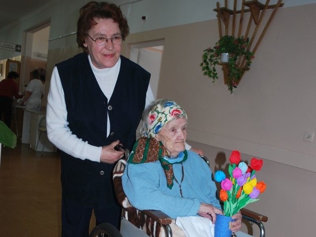 96-letnia Stefania Kołowrotna jest jedną z najstarszych pacjentek zakładu pielęgnacyjno-opiekuńczego w Ostrołęce.  Na zdj. z opiekunką Bożenną Baczyńską.