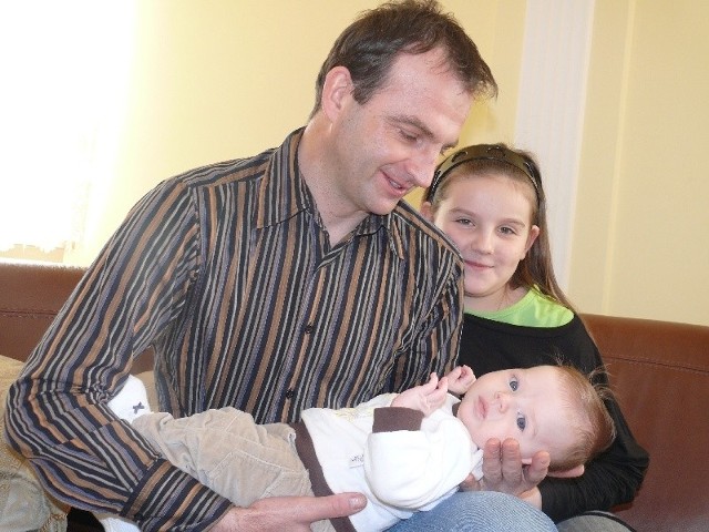 Tomasz Brożyna ze swoim najmłodszym synkiem - Adamem oraz córką Ewą.