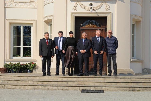 Zdjęcie wykonane przed pałacem w Rusinowie. To w tym pałacu mogłaby zawisnąć tablica upamiętniająca pamięć polskiego ministra Stanisława Patka, którego rodzice tu byli rządcami.