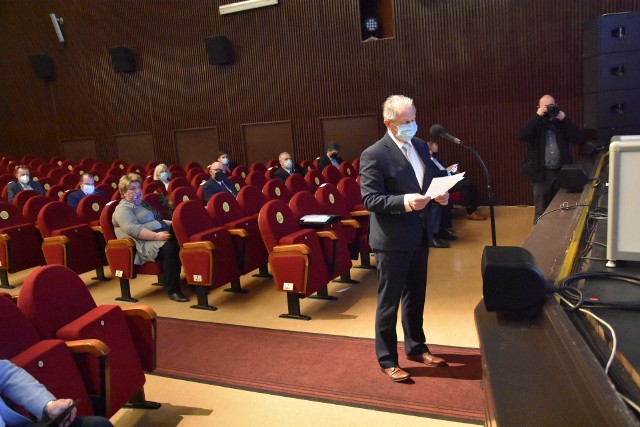 Rybnik. Opozycja próbowała odwołać przewodniczącego rady miasta. Pierwsza sesja w rybnickim teatrze