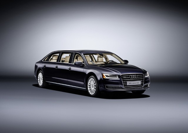 Audi A8 L extendedNa zamówienie jednego z europejskich klientów, koncern z Ingolstadt zbudował jeden egzemplarz Audi A8 w wersji kingsize. Dzięki długości samochodu 6,36 m oraz rozstawowi osi 4,22 m, Audi A8 L extended zapewnia komfort podróży pasażerom zasiadającym na sześciu fotelach.Fot. Audi