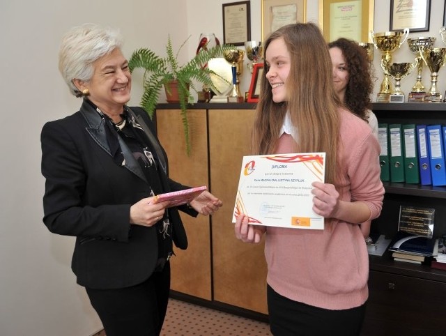 Gloria Nistal Rosique pogratulowała dziewczynom z III LO doskonałych wyników w nauce i pytała je o plany życiowe. Ucieszyła się, że są związane z Hiszpanią i dalszą nauką języka.