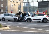 Czołowe zderzenie dwóch samochodów na dużym skrzyżowaniu we Wrocławiu. Jedna osoba ranna, ogromny korek na mostach Warszawskich