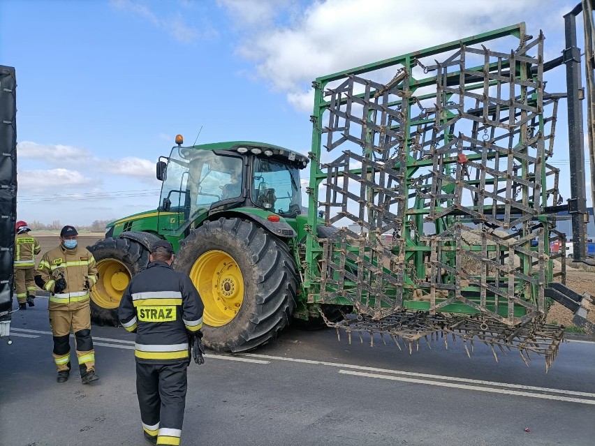 Wypadek trzech pojazdów przy zjeździe za autostrady A4 na...