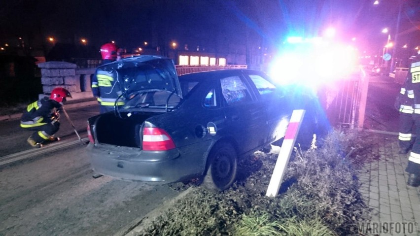 Opel rozbił się na moście w Kępie pod Opolem.