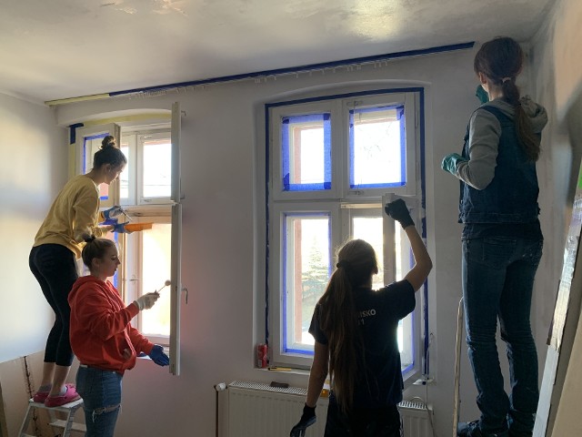 Uczniowie z IV LO im. gen. Maczka w Katowicach sprzątają i malują mieszkanie dla rodziny uchodźców z Ukrainy.