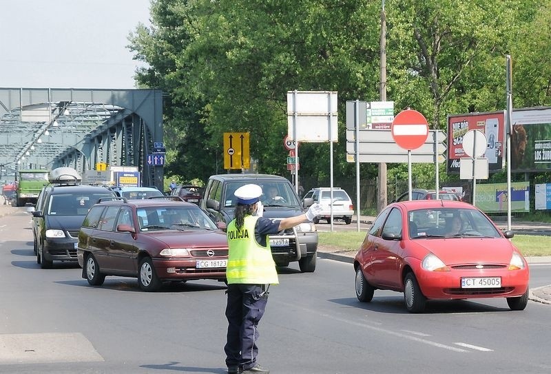 Toruń. 8-tonowy kontener zahaczył o wiadukt i zablokował ruch