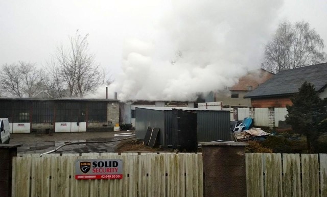 Informację o pożarze w kompleksie blaszanych garaży w Konstantynowie Łódzkim, strażacy otrzymali w środę, 7 marca, przed godz. 8 rano.