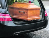 Koroner miał nakłaniać rodzinę na firmę pogrzebową