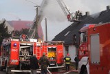Pożar domu w Kolonii Straszewskiej w powiecie aleksandrowskim. Poszkodowana kobieta trafiła do szpitala