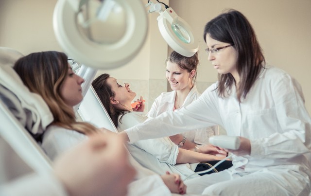 Studenci, między innymi  kosmetologii, odbywają zajęcia praktyczne w specjalnych  laboratoriach, dostosowanych do ich potrzeb.