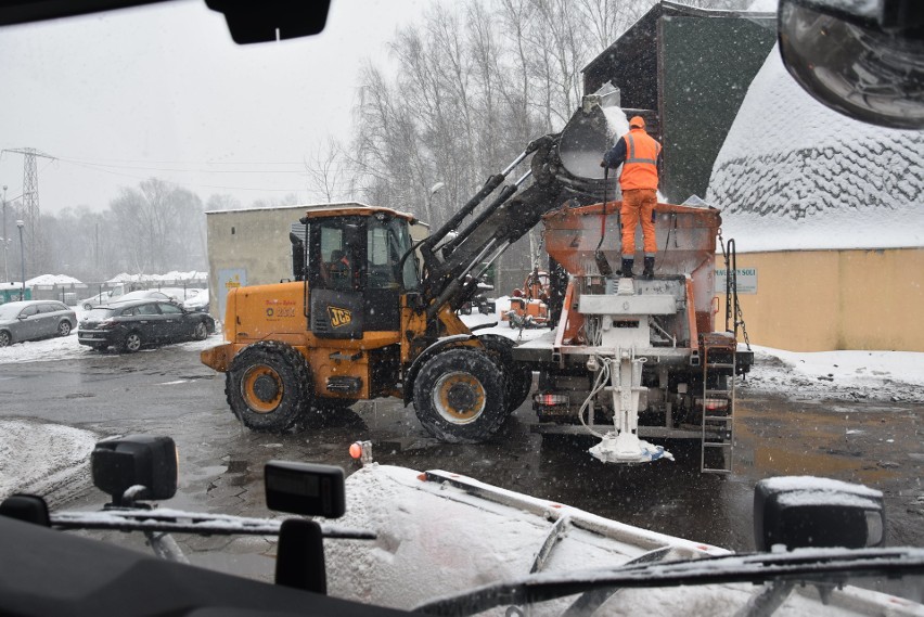 Pługopiaskarką RSK odśnieżamy drogę regionalną w Rybniku. To...