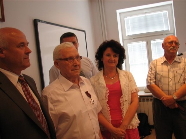 Wzruszony Henryk Choromański (w środku) przyjął krzyż z podczas sesji Rady Powiatu