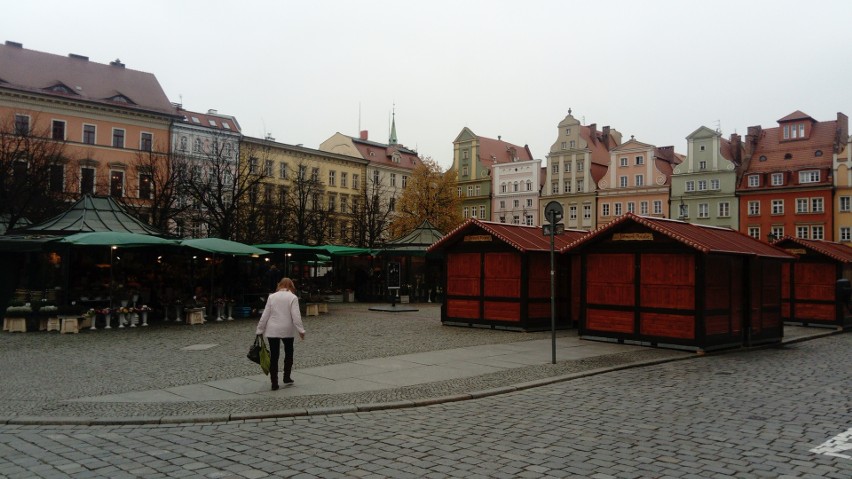 Jarmark Bożonarodzeniowy tuż-tuż. Domki pojawiają się na pl. Solnym [ZDJĘCIA]