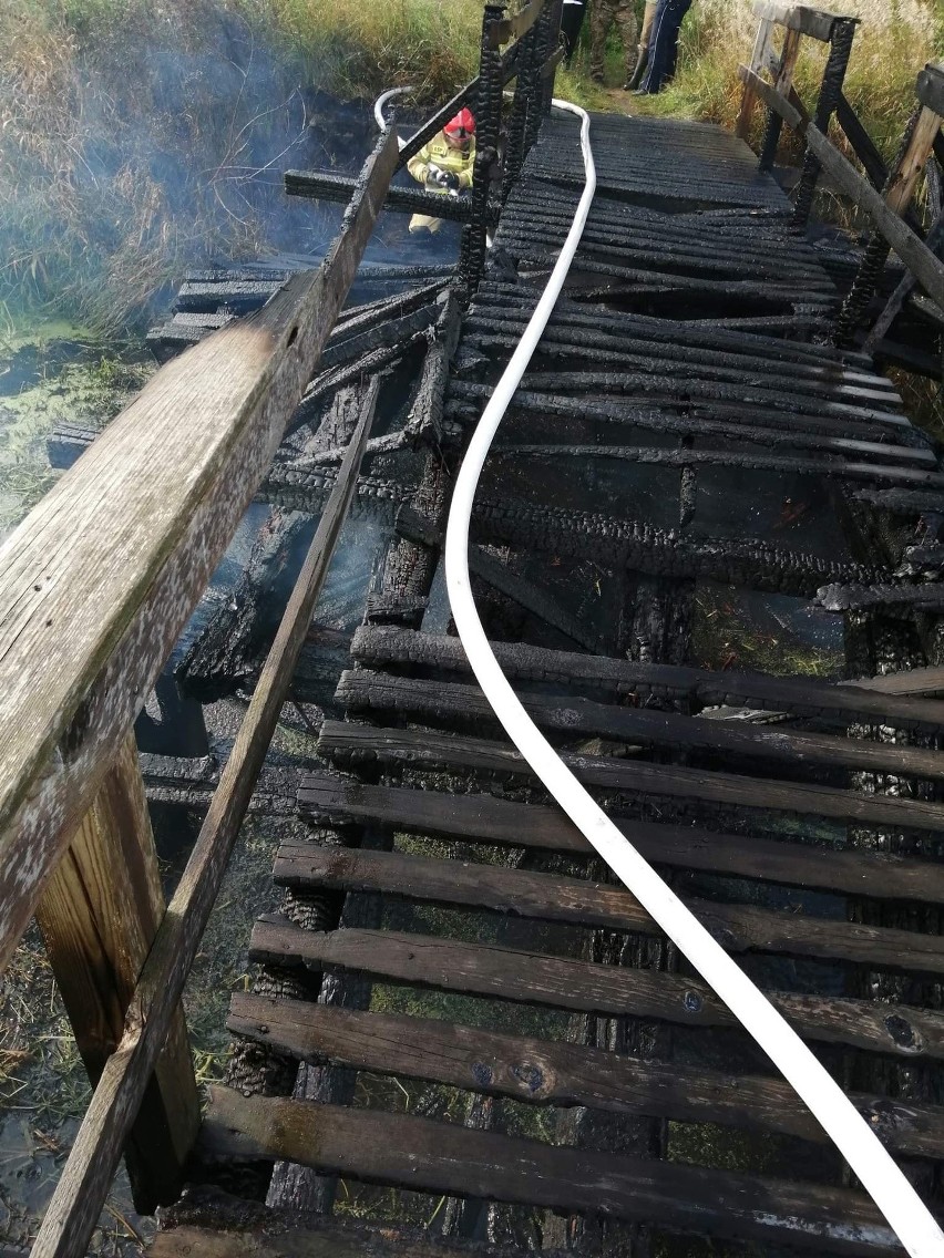 Pożar drewnianego mostku na drodze rowerowej R10 między...