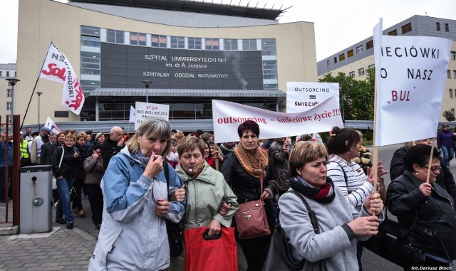 Manifestacja przed szpitalem Jurasza w Bydgoszczy.